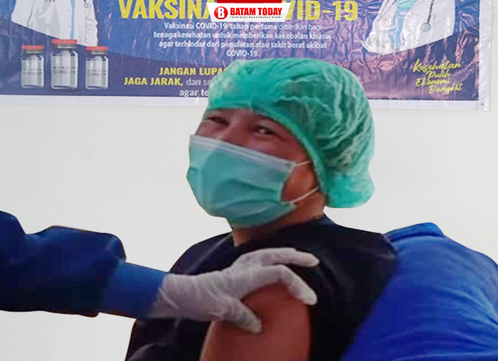 Proses penyuntikan vaksin Covid-19 di RSUD EHD Tanjunguban